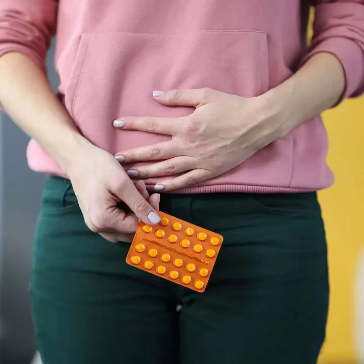 Para os síntomas da cistite, unha muller necesita terapia farmacolóxica